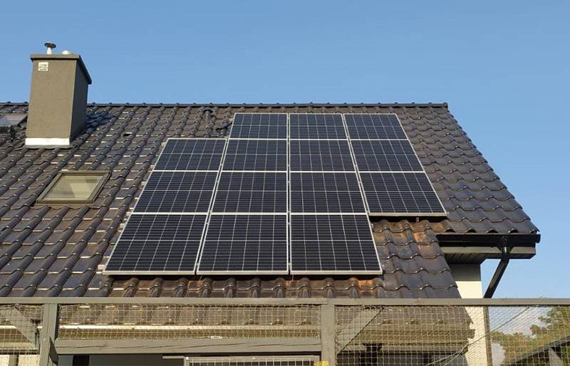 Panele słoneczne na dachu domu